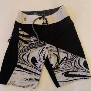 Boy’s Volcom size 8 board shorts. Vey good condition